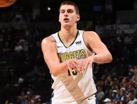 更加包容和 更加包容和